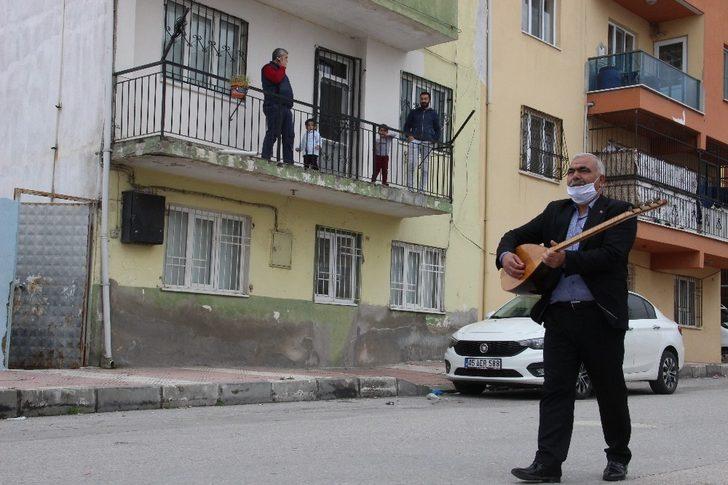 ‘Aşık’ muhtardan evde kalan mahalleliye korona konseri G2