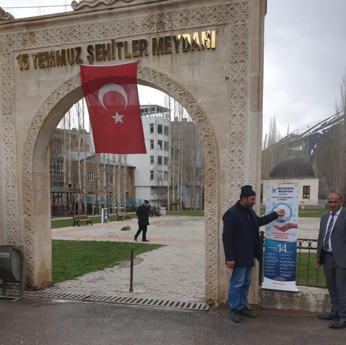 Bah&ccedil;esaray  belediyesinden el dezenfekte istasyonu