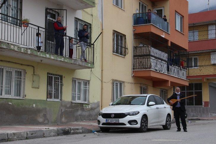 ‘Aşık’ muhtardan evde kalan mahalleliye korona konseri G3