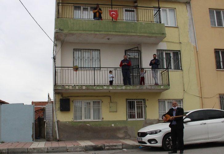 ‘Aşık’ muhtardan evde kalan mahalleliye korona konseri G4