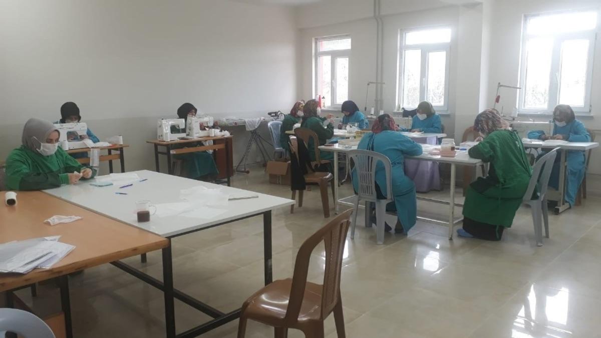 G&uuml;nl&uuml;k 500 adet maske &uuml;retiyorlar