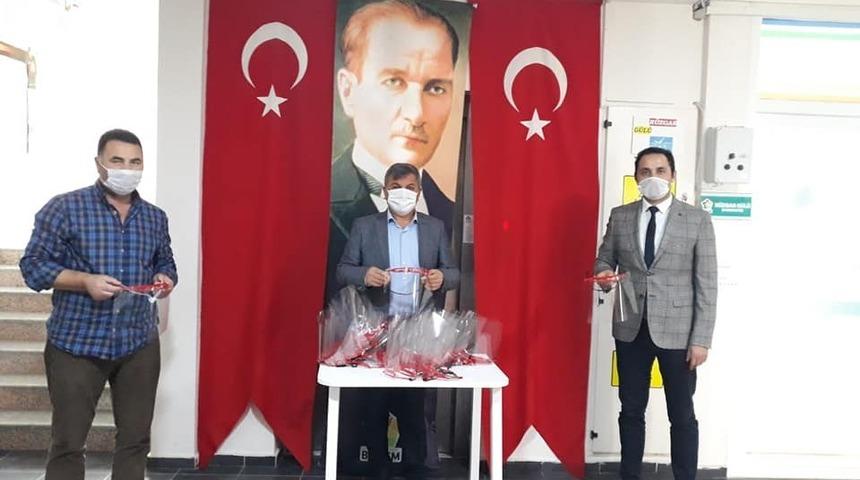 Hastane &ccedil;alışanlarına maske ve amaliyat &ouml;nl&uuml;ğ&uuml; verildi