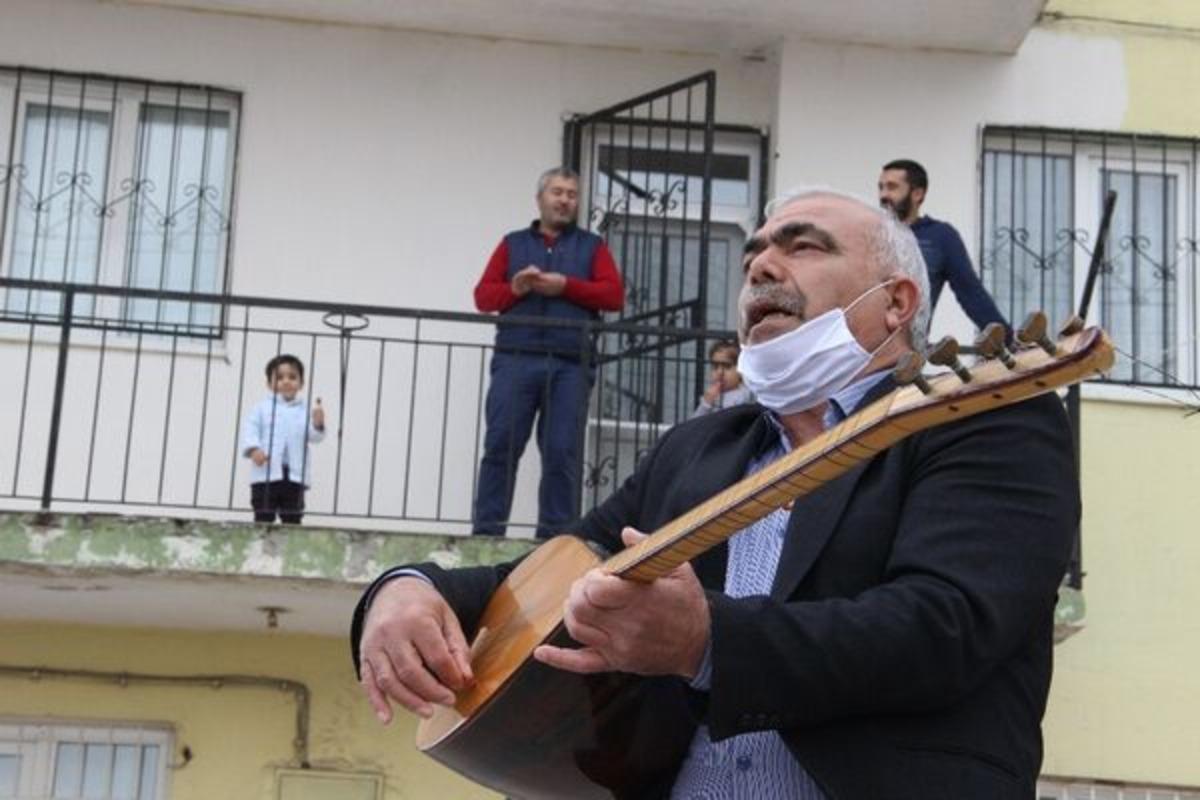&lsquo;Aşık&rsquo; muhtardan evde kalan mahalleliye korona konseri