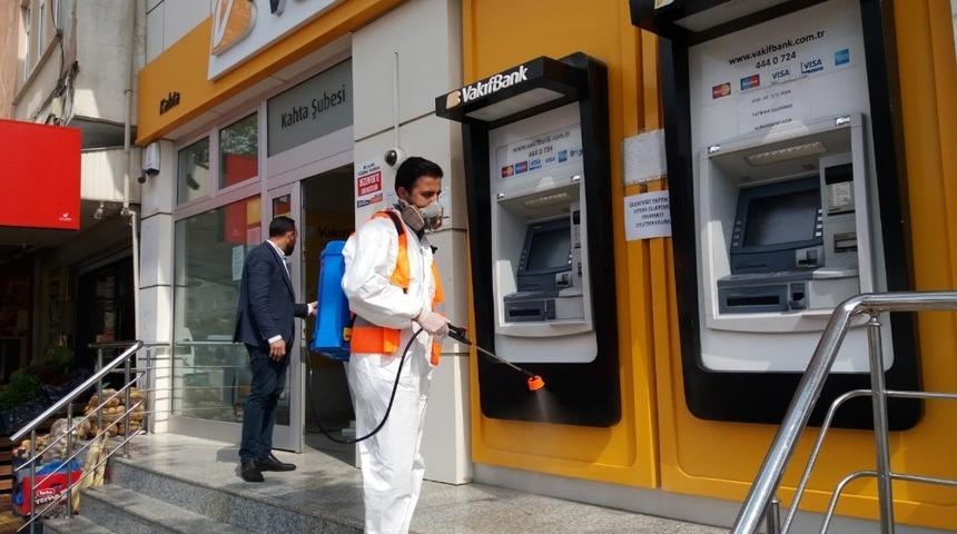 Kahta&rsquo;da banka ve bankamatikler dezenfekte edildi