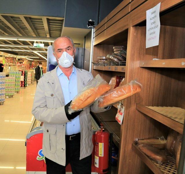 Tuşba Belediyesinden maske ve eldiven dağıtımı