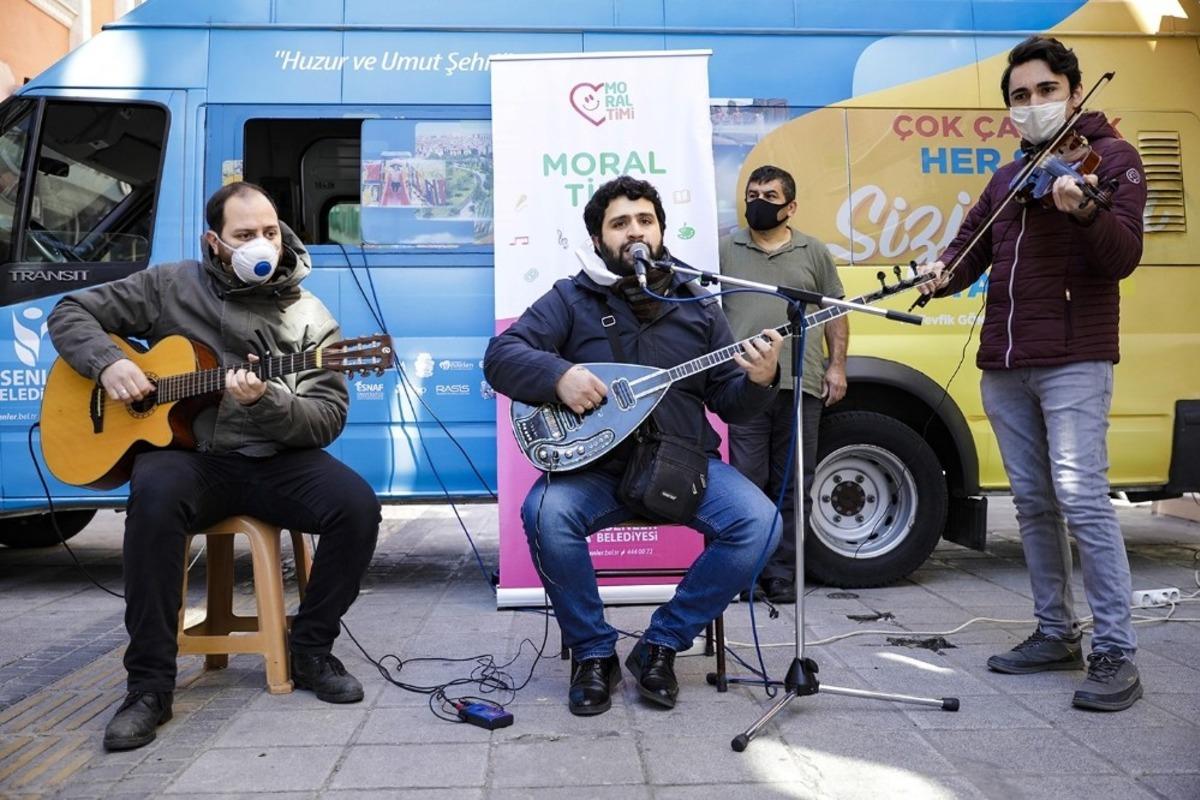 Korona vir&uuml;se karşı moral timi: Sokak sokak gezip konser veriyorlar