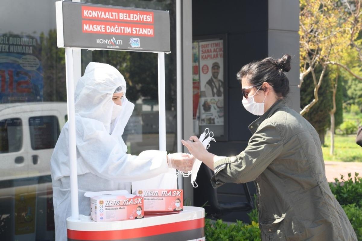 Konyaaltı&rsquo;nda vatandaşa &uuml;cretsiz maske dağıtımı devam ediyor
