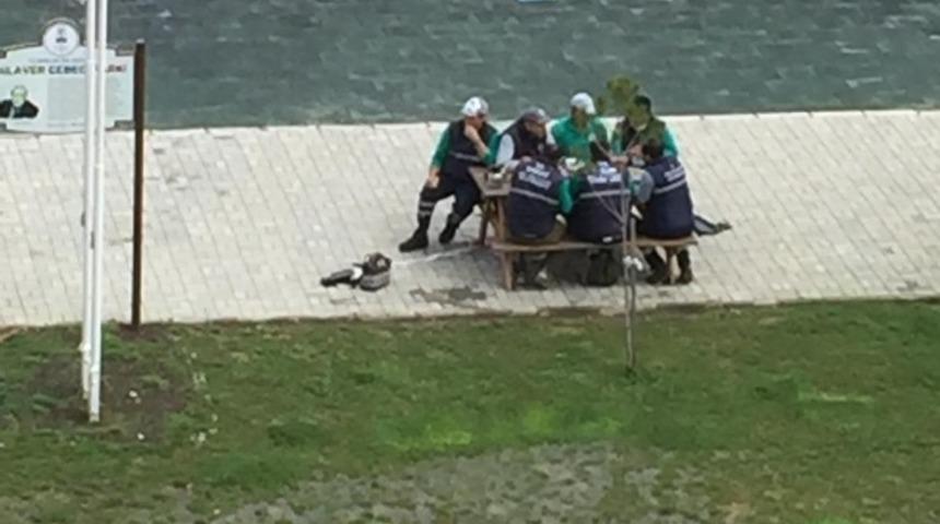 Sosyal mesafe uyarısı yapıp sosyal mesafeyi hi&ccedil;e saydılar