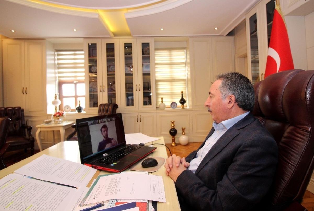 Aİ&Ccedil;&Uuml; Rekt&ouml;r&uuml; Prof. Dr. Karabulut, &ouml;ğrencilerin sorularını yanıtladı