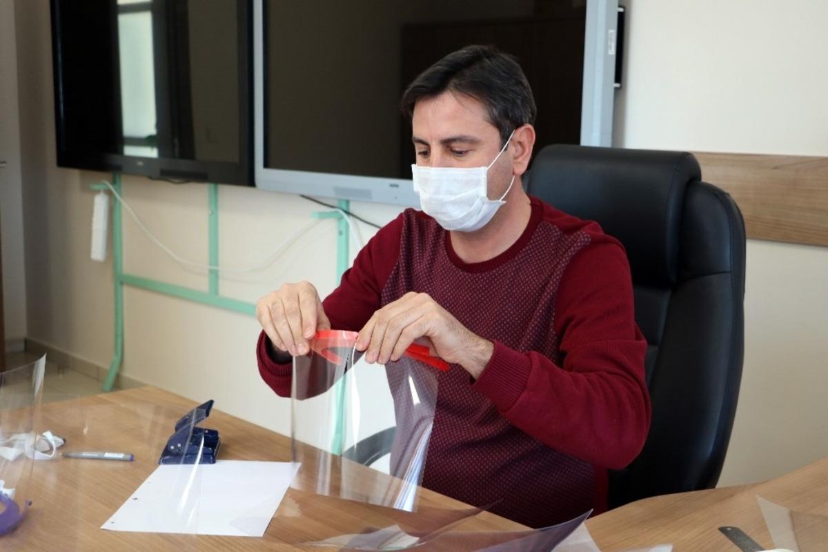 &Ouml;ğretmenlerden sağlık &ccedil;alışanlarına y&uuml;z siperliği