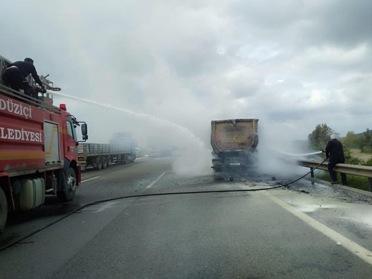 Teskstil malzemesi taşıyan tır, otobanda yandı