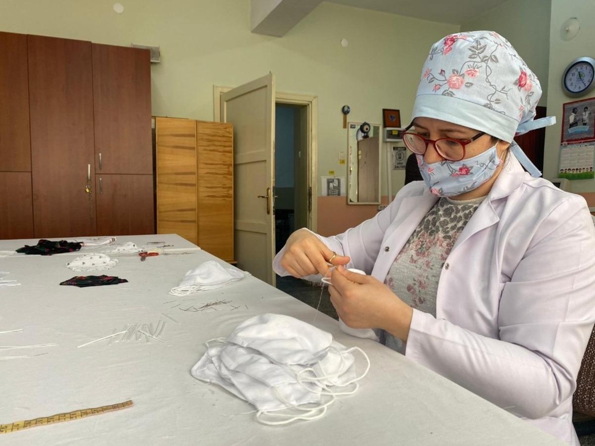 Usta &ouml;ğreticiler tamamen el emeği ile maske &uuml;retiliyorlar