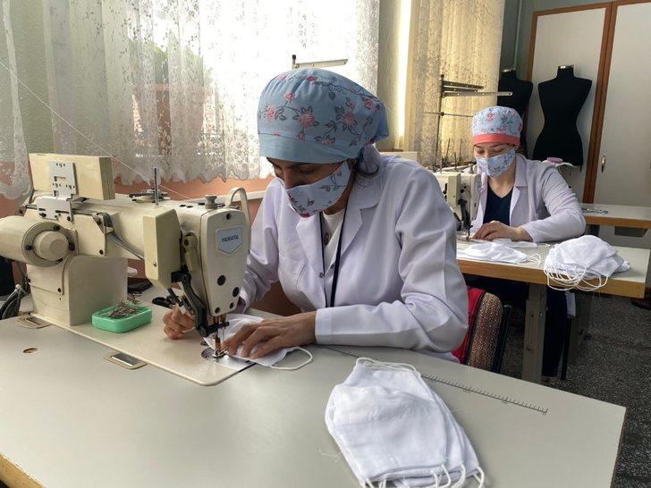 Usta öğreticiler tamamen el emeği ile maske üretiliyorlar G3