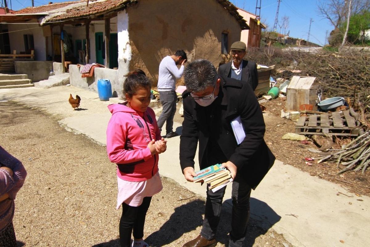 Kaymakam Erdoğan, &ouml;ğrencilere kitap dağıttı