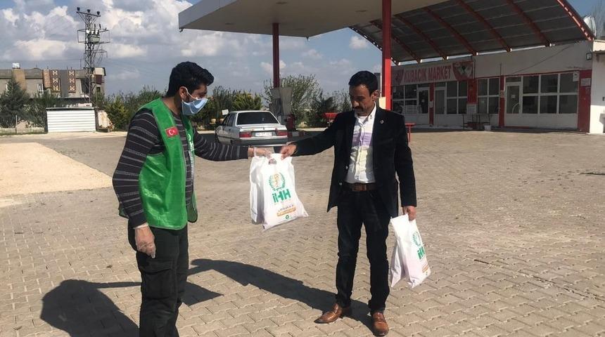 Giriş ve &ccedil;ıkışa kapatılan mahallelere gıda yardımı