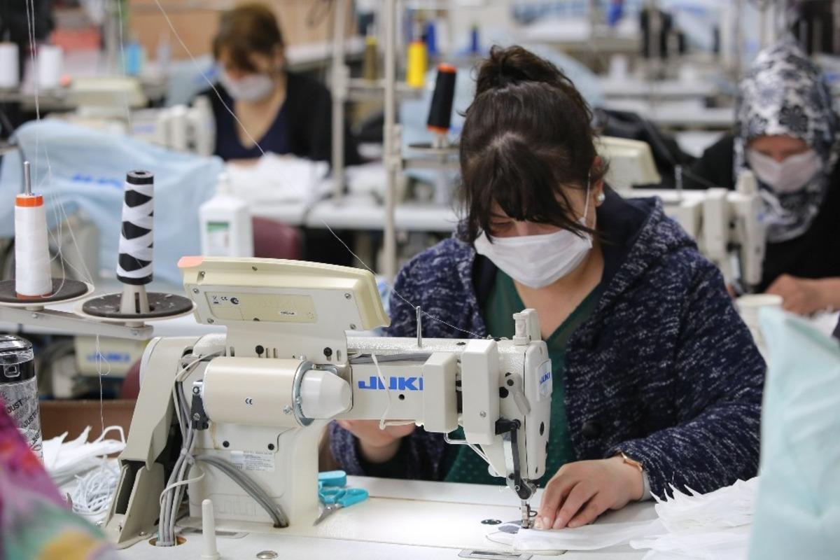 Buca&rsquo;nın kursiyerleri maske i&ccedil;in kolları sıvadı