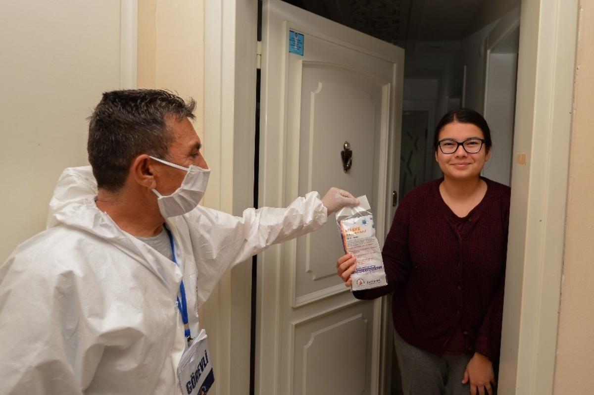 Muratpaşa&rsquo;da maske dağıtımı s&uuml;r&uuml;yor