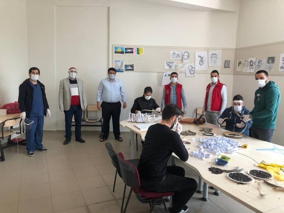 İl&ccedil;ede &uuml;retilen siperlikler, sağlık ve g&uuml;venlik ekiplerine dağıtıldı