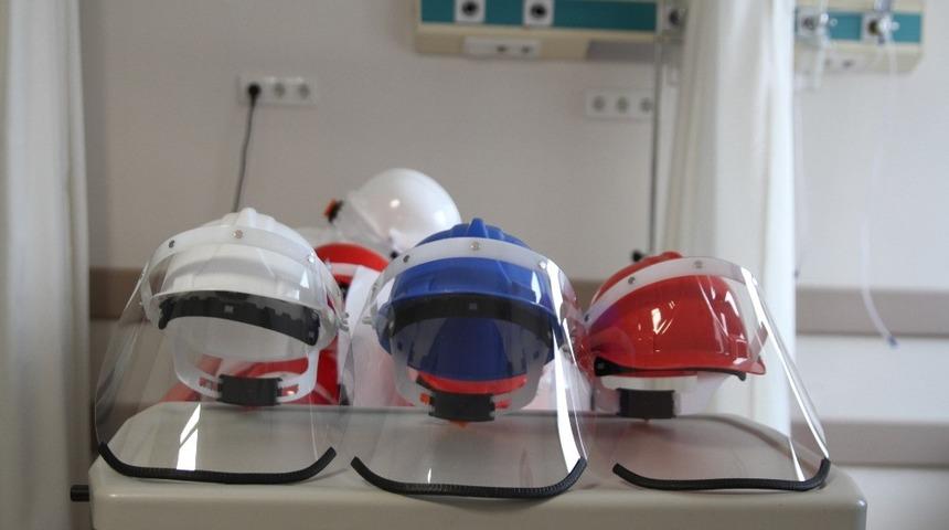 Trakya &Uuml;niversitesinde &uuml;retilen koruyucu maskelerin teslimatı başladı