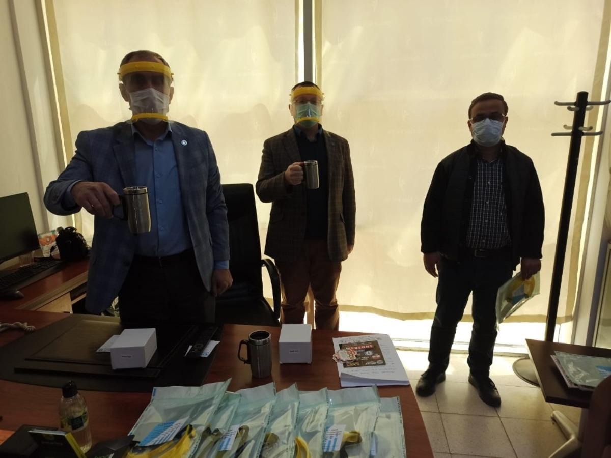 Sağlık &ccedil;alışanlarına &uuml;cretsiz koruyucu y&uuml;z siper maskesi