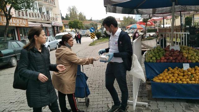 Pazar alışverişine gelenlere eldiven ve maske dağıtıldı