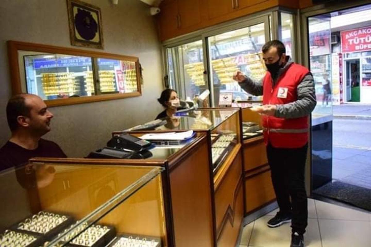 Ak&ccedil;akoca&rsquo;da Kızılay esnafa maske dağıttı