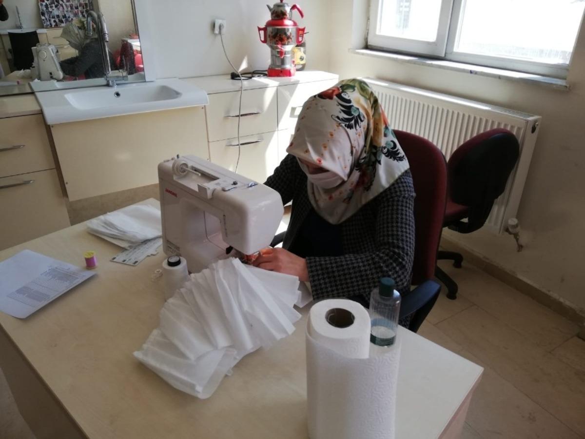Bulanıklı halk eğitim merkezindeki usta &ouml;ğreticiler maske &uuml;retiyor