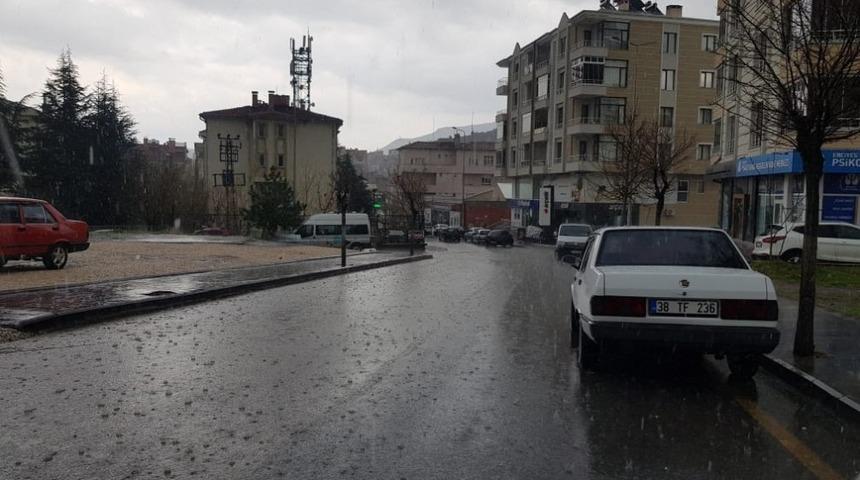 Develi&rsquo;de şiddetli yağış etkili oldu