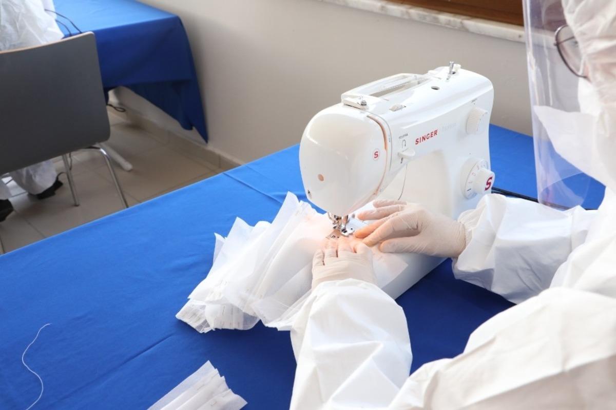 Belediye personelinden sağlık &ccedil;alışanları i&ccedil;in y&uuml;z korumalı siperlikli maske