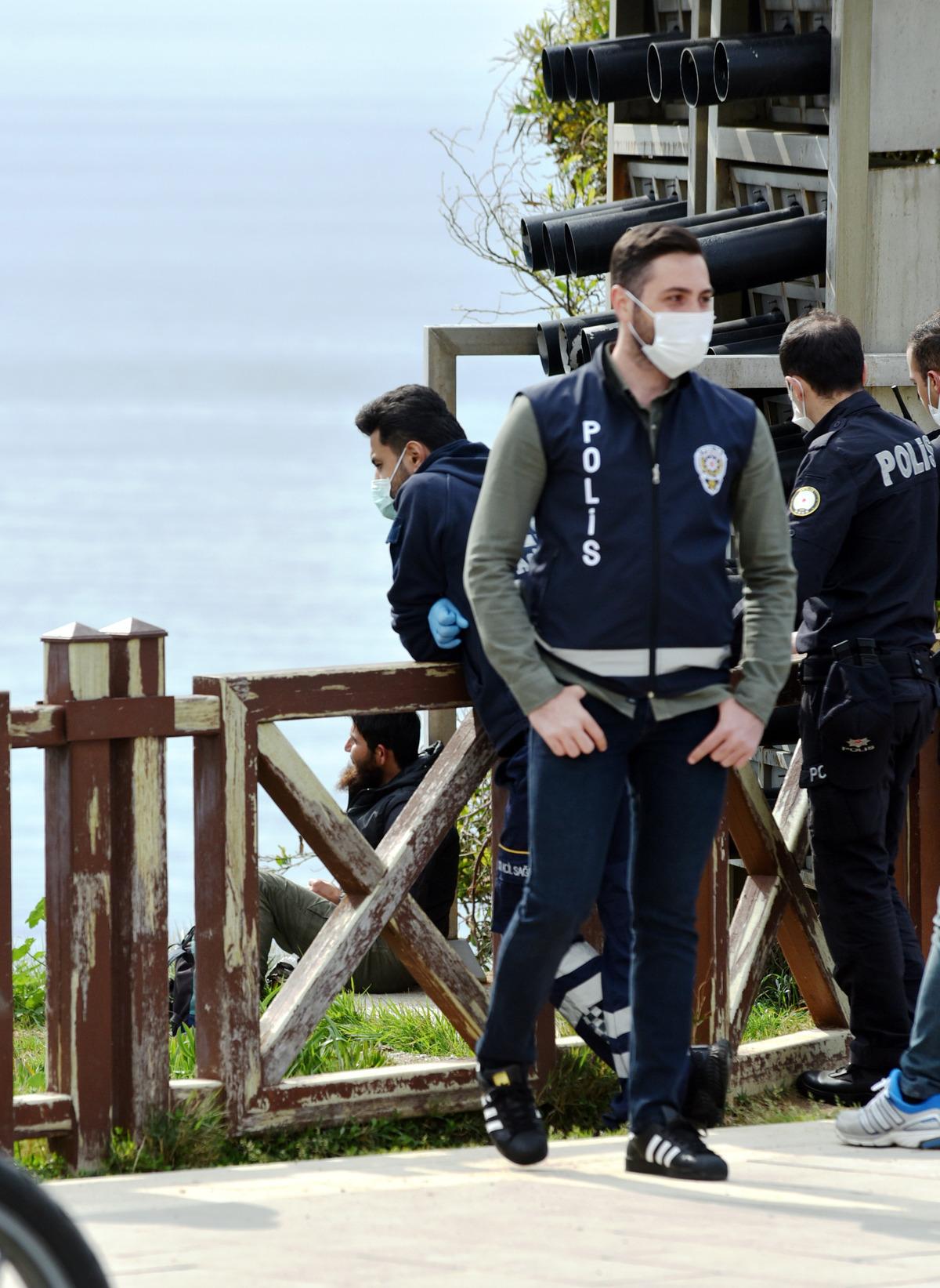 İntihar etmek i&ccedil;in falezlere &ccedil;ıkan adam, vazge&ccedil;mek i&ccedil;in i&ccedil;ki istedi