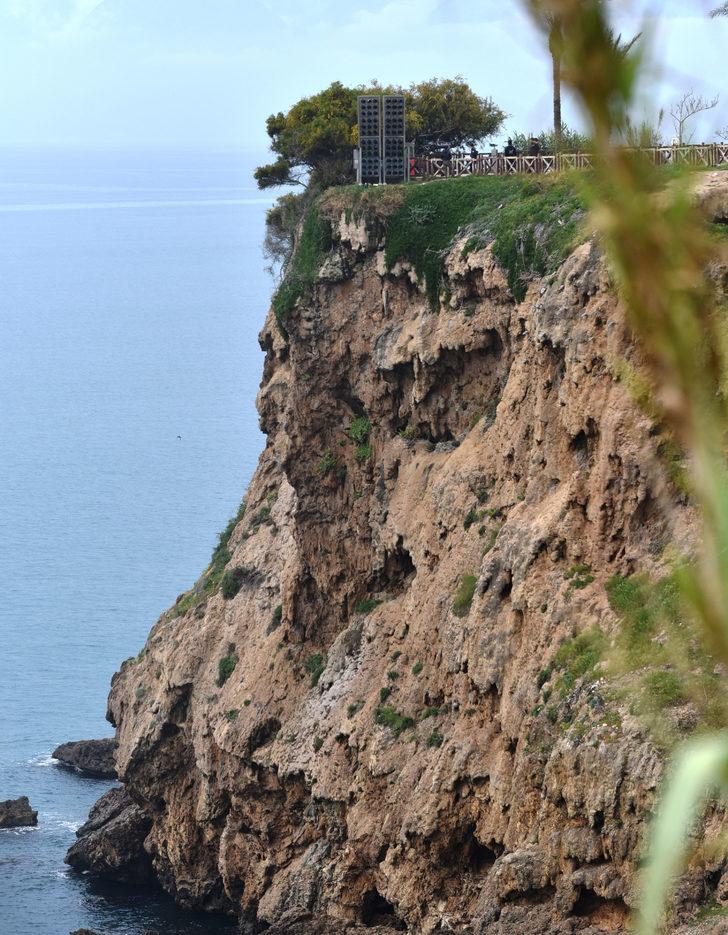 İntihar etmek için falezlere çıkan adam, vazgeçmek için içki istedi G2