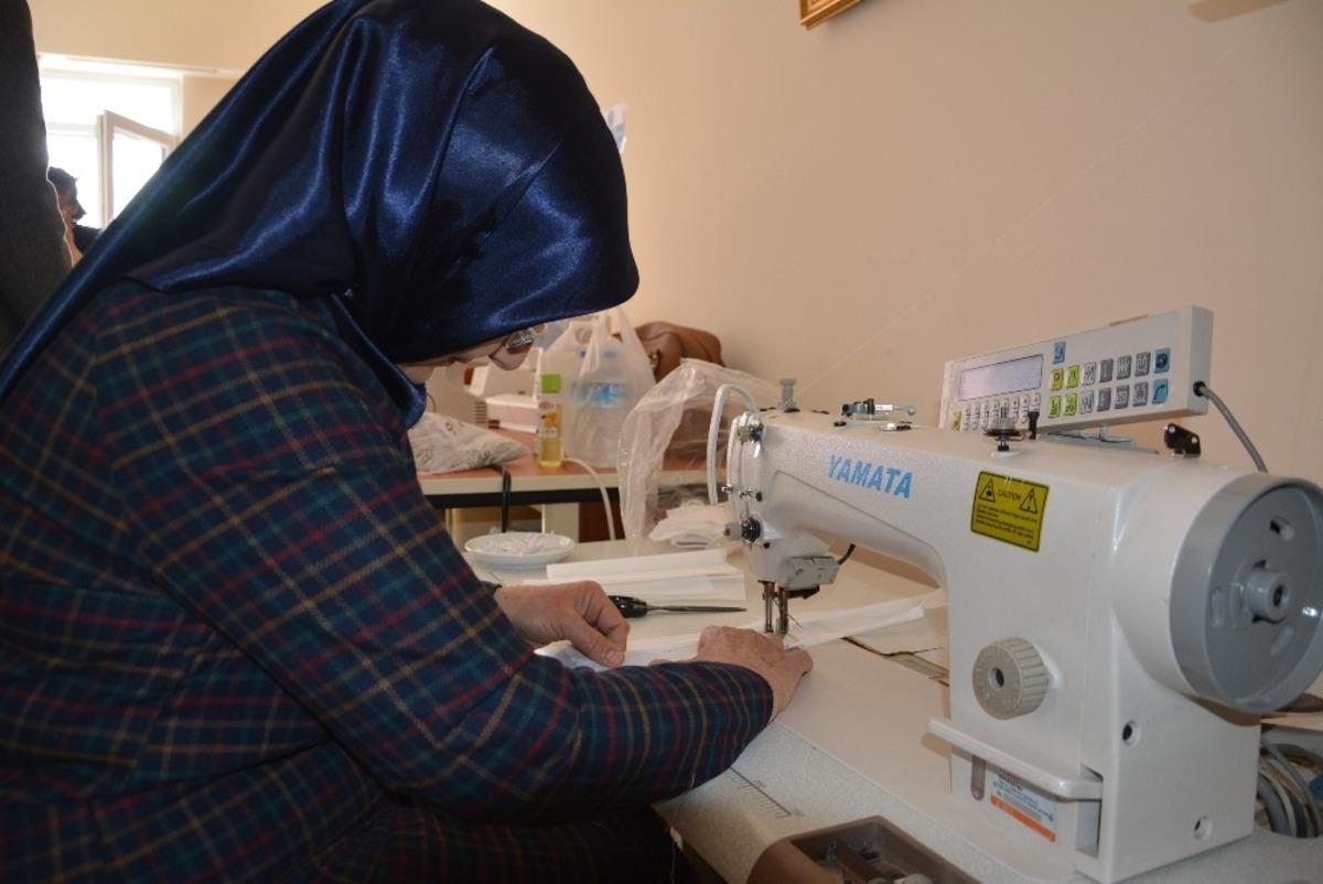Usta &ouml;ğretici kadınlar maske &uuml;retimine başladı