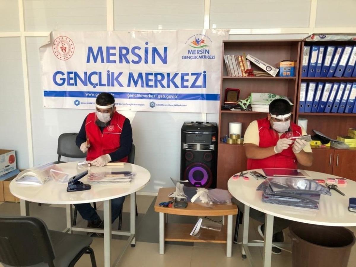 Mersin Gen&ccedil;lik Merkezi, sağlık &ccedil;alışanları i&ccedil;in siperlik maske &uuml;retimine başladı