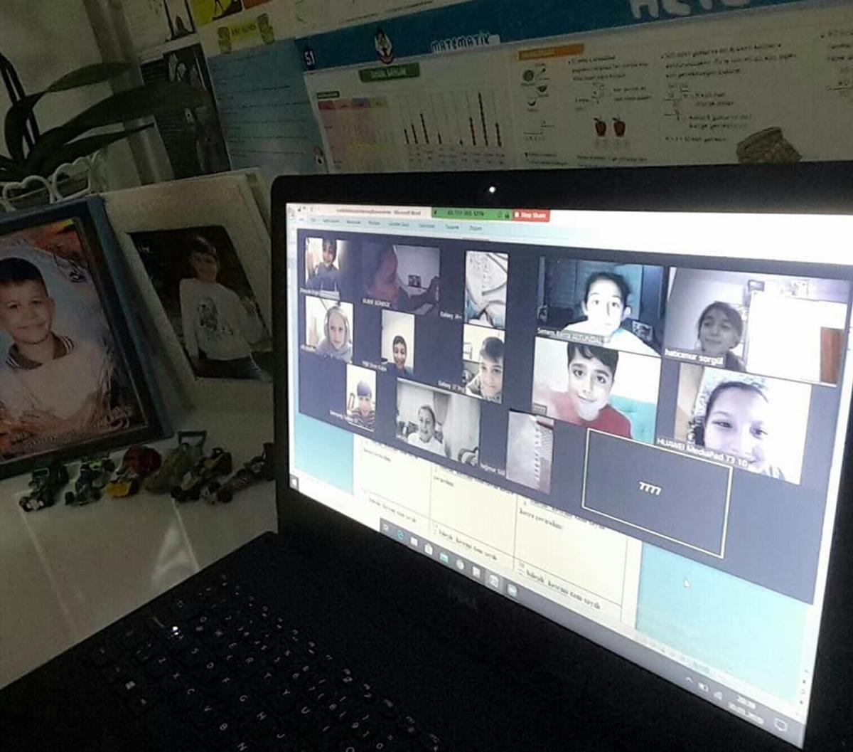 &Ouml;ğrenciler, evde a&ccedil;ıyı &ouml;l&ccedil;erek posterleştirdi