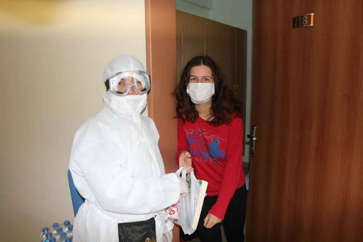 Vali Deniz&rsquo;den karantina s&uuml;recindeki vatandaşlara kitap hediyesi