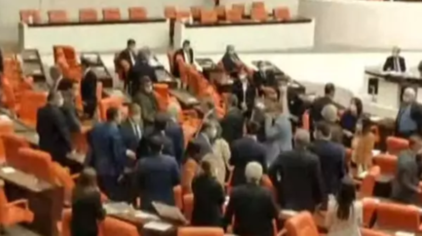Meclis'te gerginlik! HDP ve MHP'li vekiller birbirlerinin &uuml;zerine y&uuml;r&uuml;d&uuml;