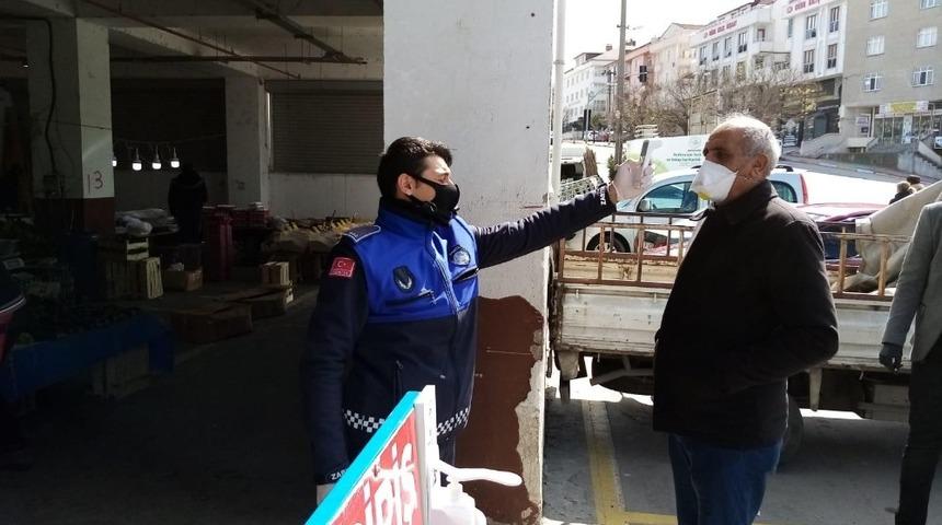 K&ouml;rfez&rsquo;de semt pazarları girişinde vatandaşların ateşlerini &ouml;l&ccedil;&uuml;yor