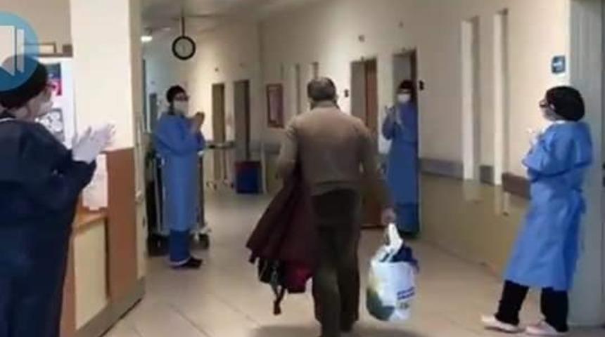 Karacabey&rsquo;de korona vir&uuml;s&uuml; yenen hasta alkışlarla taburcu edildi