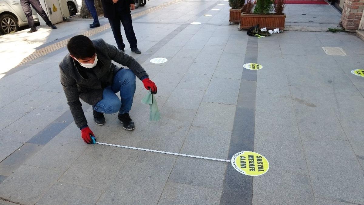 Banka &ouml;nlerindeki sosyal mesafe ihlaline polis m&uuml;dahalesi
