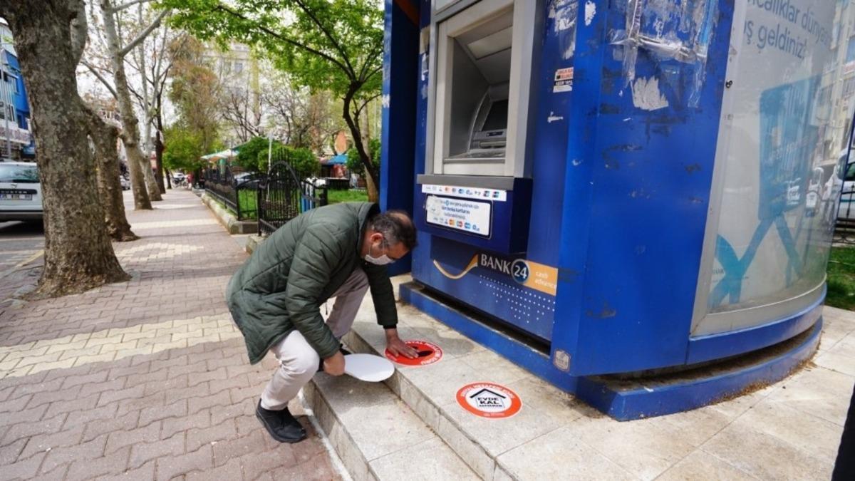 ATM &Ouml;nlerine sosyal mesafeni koru uyarısı