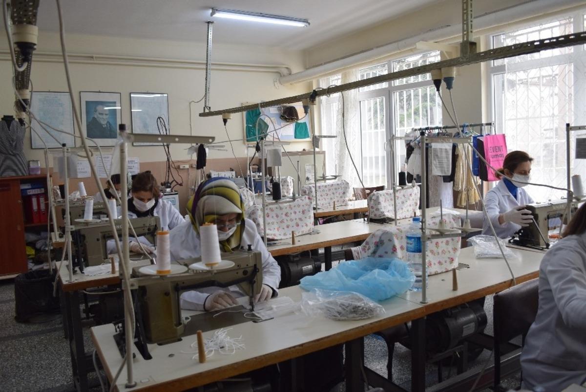 Meslek lisesi &ouml;ğretmenlerinden maske &uuml;retimi