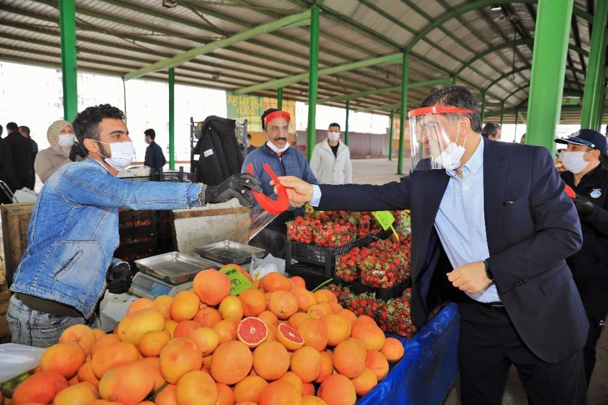 Fadıloğlu pazarcı esnafına maske dağıttı