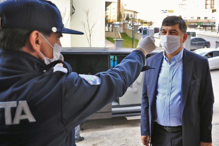 Fadıloğlu pazarcı esnafına maske dağıttı G2
