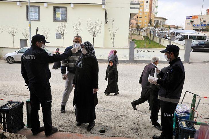 Fadıloğlu pazarcı esnafına maske dağıttı G3