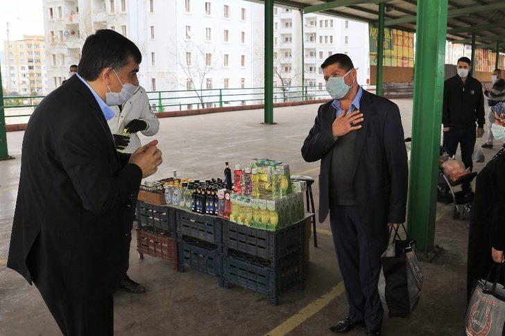 Fadıloğlu pazarcı esnafına maske dağıttı G4