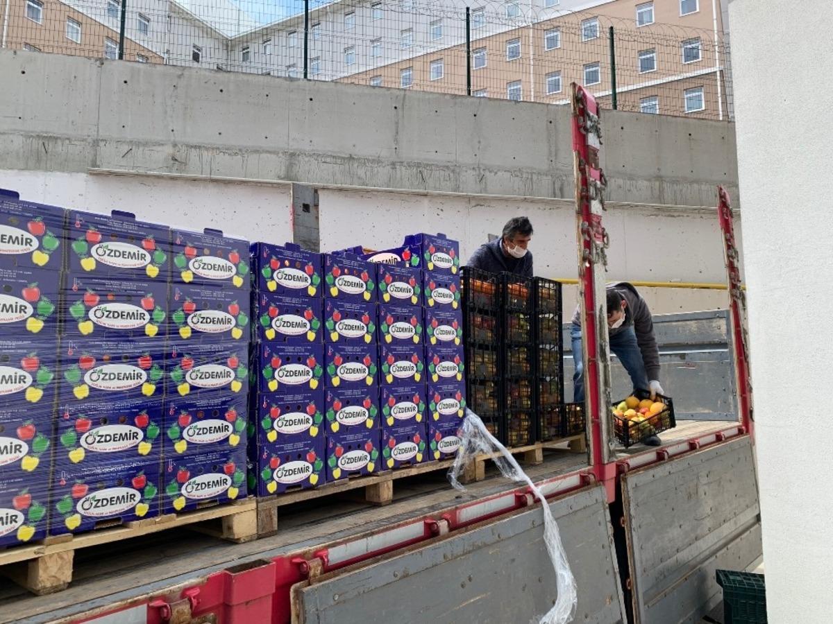 İş adamı kardeşlerden sağlık &ccedil;alışanlarına 400 kasa meyve