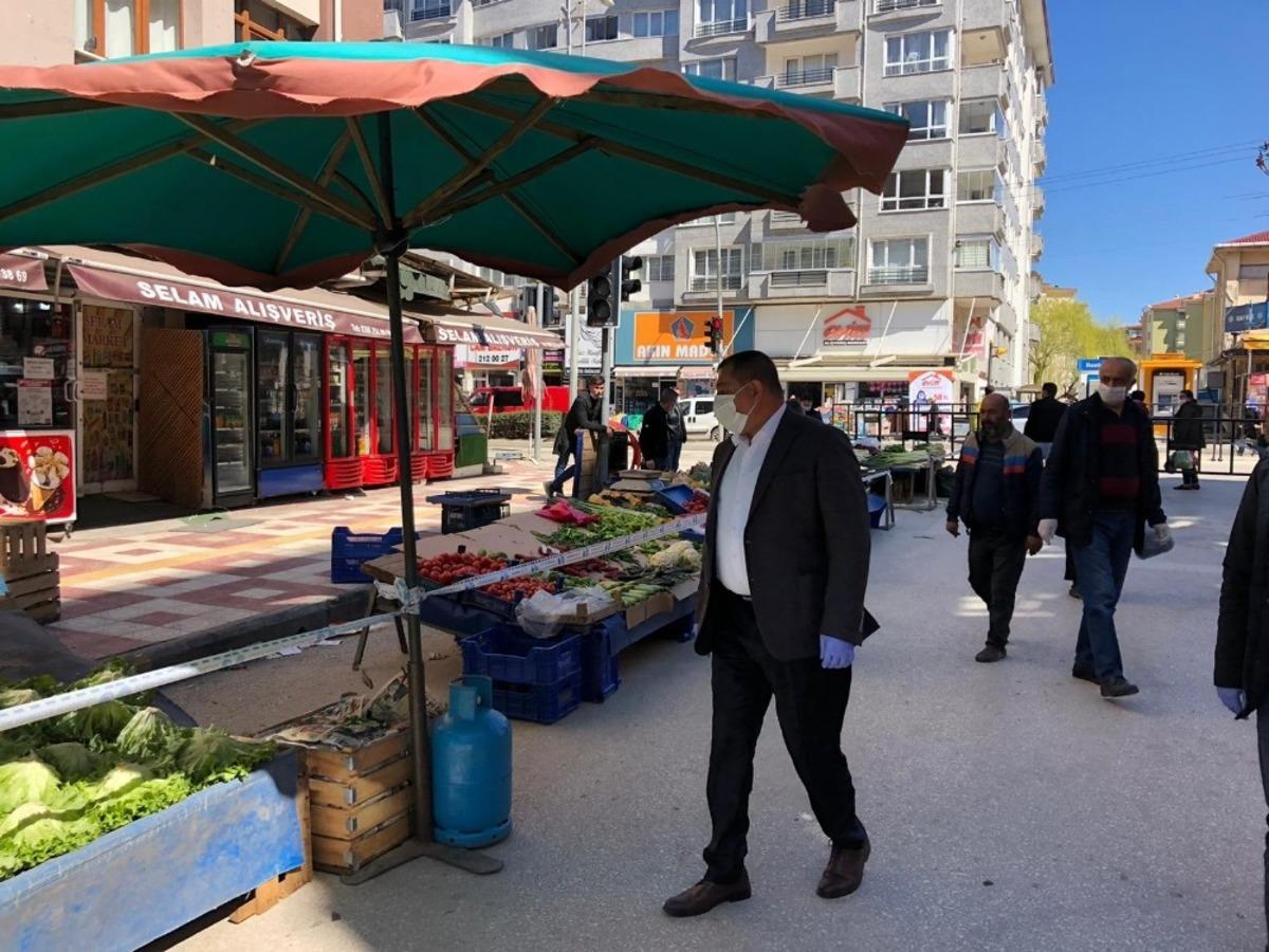 Belediye ekipleri pazaryerinde maske ve eldiven dağıttı