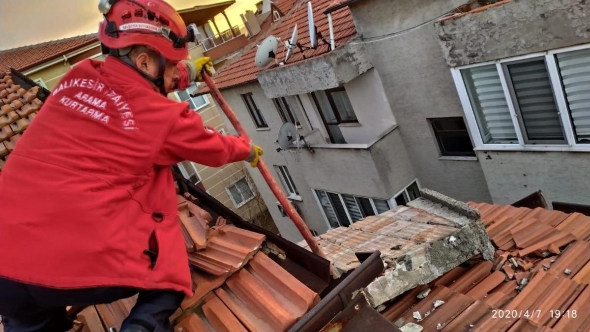 Burhaniye&rsquo;de fırtına &ccedil;atı u&ccedil;urdu