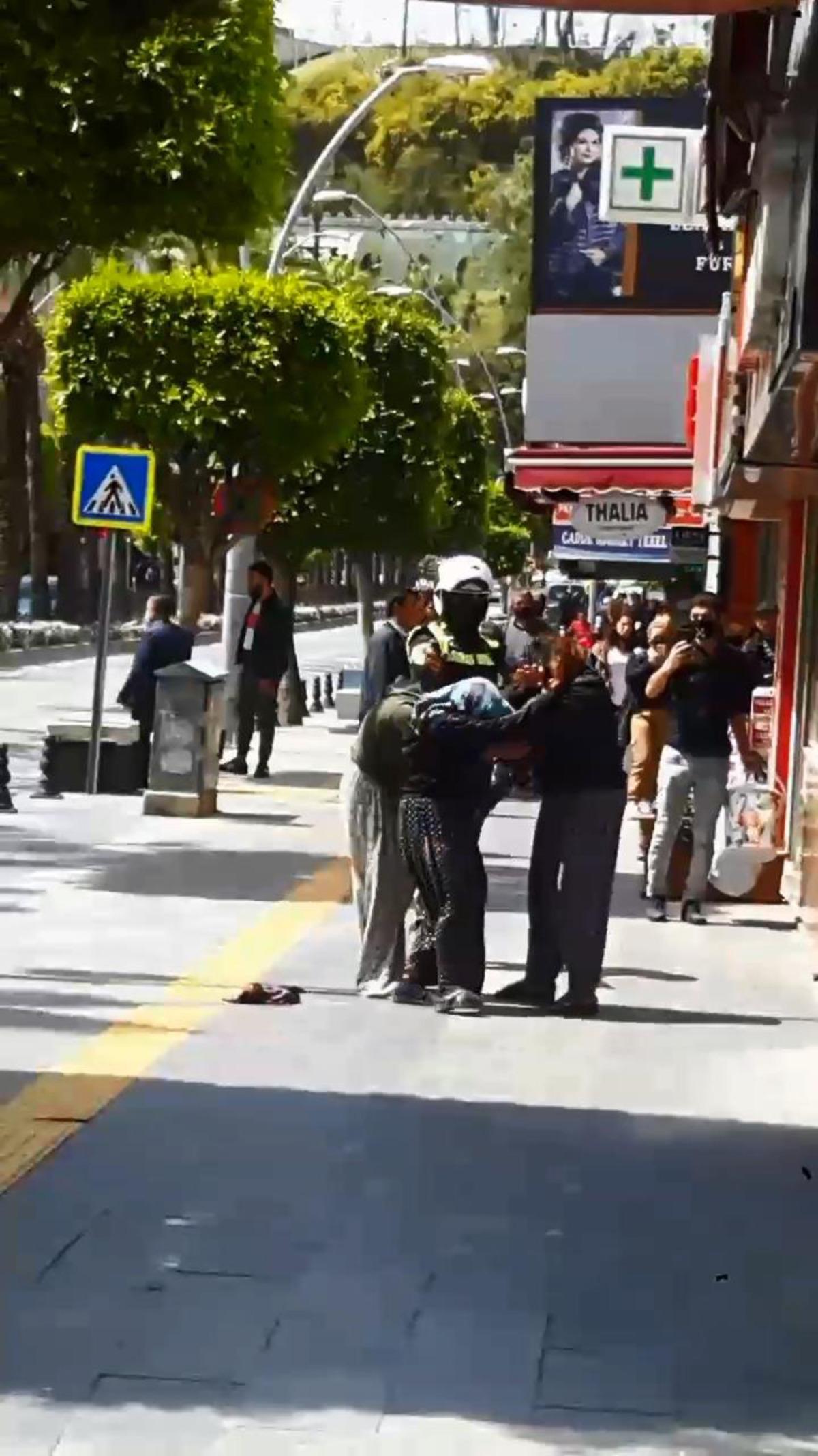 Kavga eden dilenci kadınları biber gazıyla ayırdılar