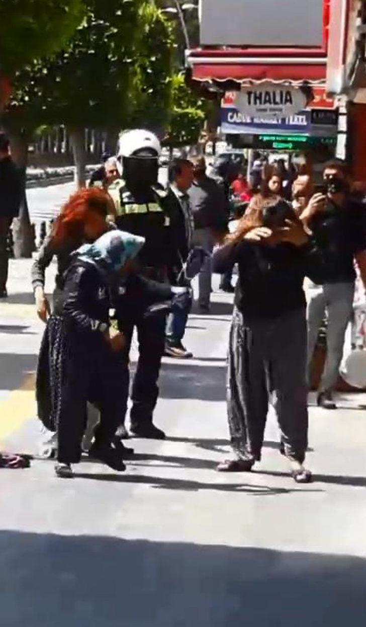 Kavga eden dilenci kadınları biber gazıyla ayırdılar G3